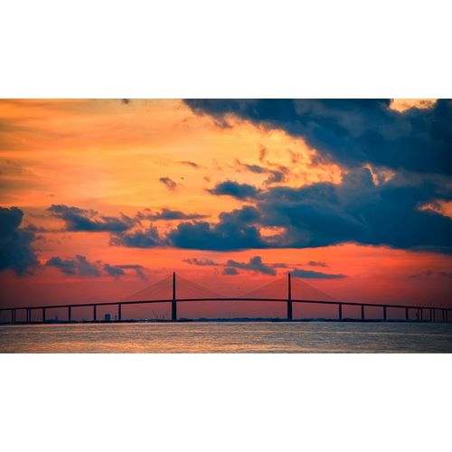 Haddad, Sheila 아티스트의 The Skyway Bridge over the Gulf of Mexico with the reds and oranges of the sunrise in the sky작품입니다.